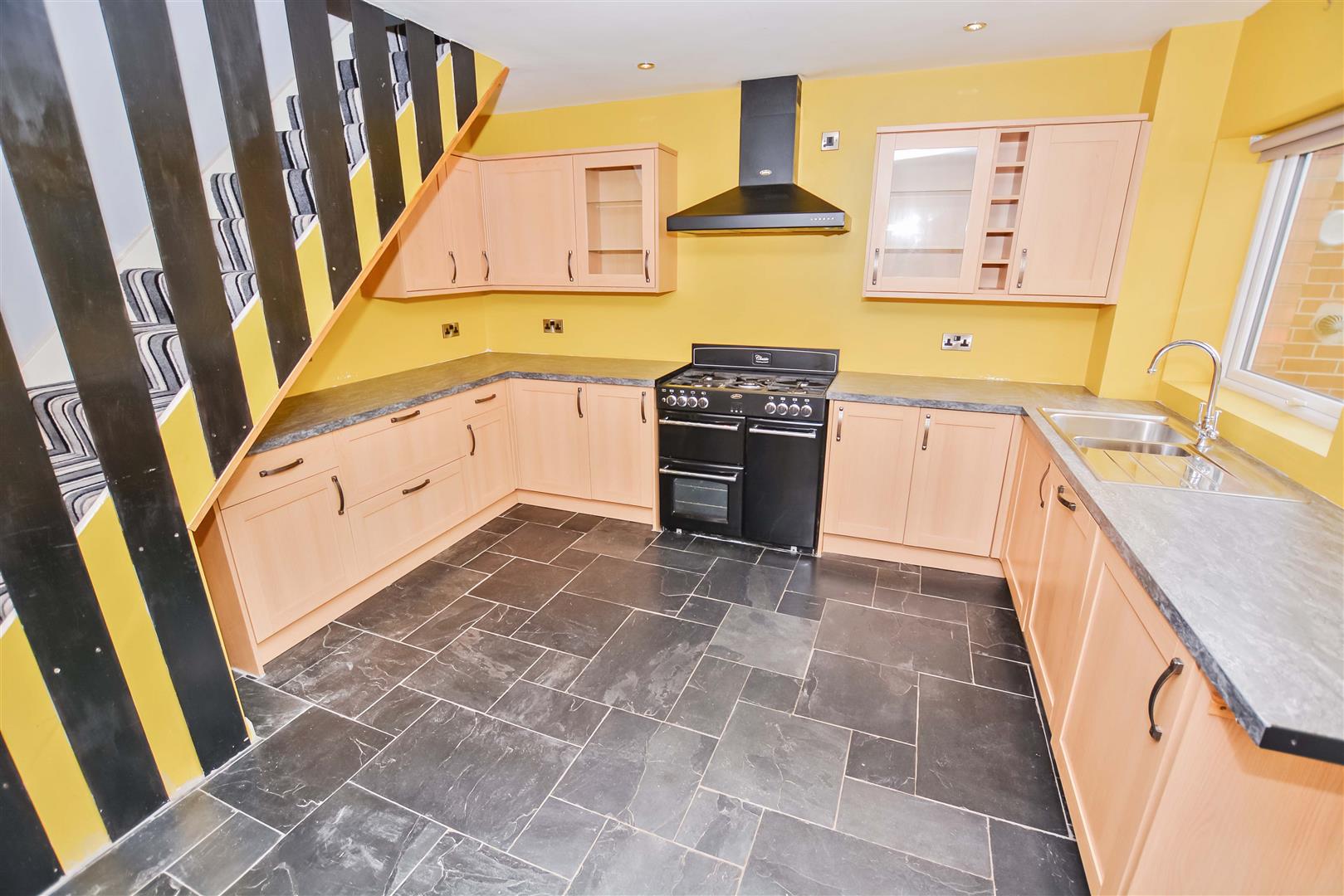 OPEN PLAN FITTED KITCHEN / DINER